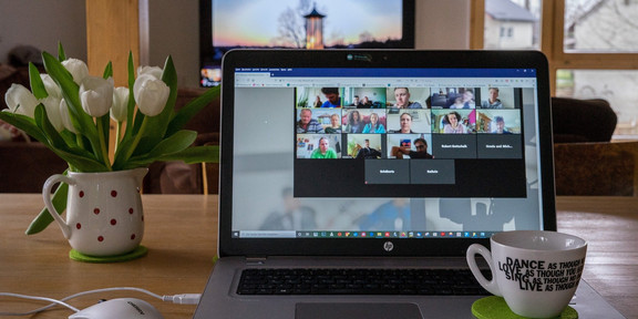 Digitale Beratung Bildschirm eines Laptops mit Videokonferenz