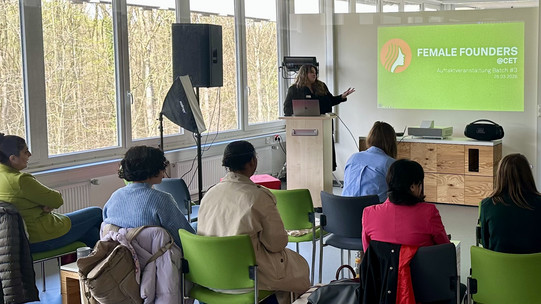 Frauen von hinten bei Veranstaltung im Plenum