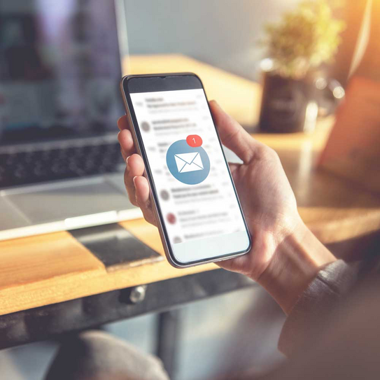 Briefsymbol auf dem Bildschirm eines Mobiltelefons
