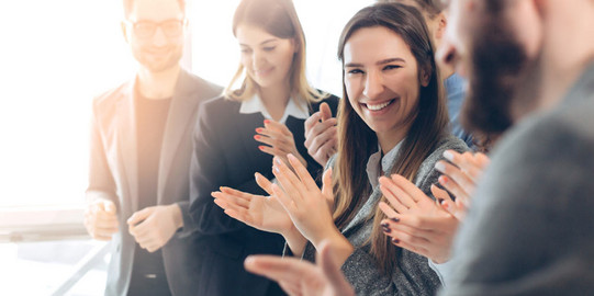 Eine Gruppe applaudierender Menschen