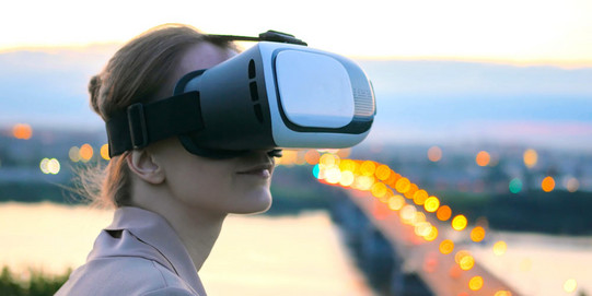 Eine Frau mit einer VR-Brille