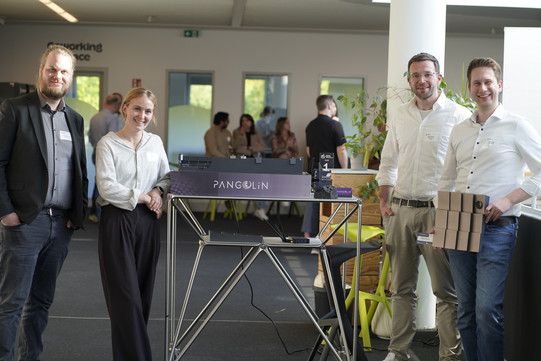 Vier Personen mit ihrem Prototypen