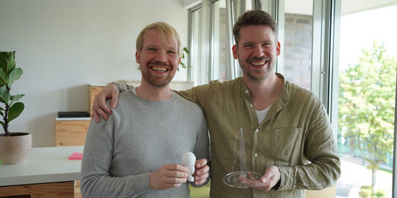 Das Foto zeigt Lukas Naumann und Fabian Göddert von Regis.ai 