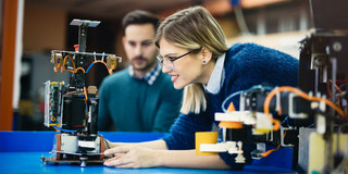 Studentin arbeitet an einem Robotik-Projekt