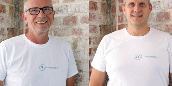 Das Foto zeigt Jörg Schädlich und Steffen Stundzig, die Gründer von memoresa