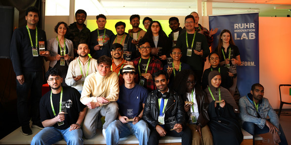 Die drei Gewinnerteams auf der Bühne