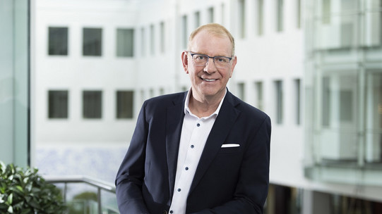 Mann lehnt an Geländer