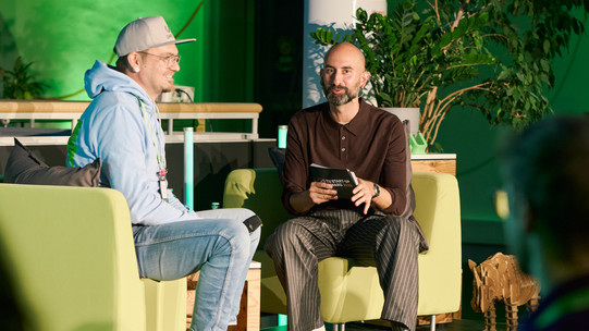 Zwei Menschen im Interview auf der Bühne