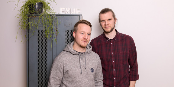 Yuri Struszczynski (links) und Chris Apfelbeck (rechts), Geschäftsführer des IT-Dienstleisters EXWE