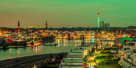 Blick auf den Phoenixsee bei Nacht, die Gebäude leuchten 