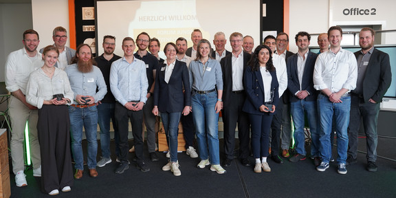Gruppe von Menschen auf Bühne