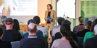 Frau präsentiert vor Publikum