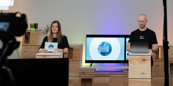 Julia Ostrode und Marian Harling, Projektmanagerin des STARTUP.INNOLABs, haben den Pitch Contest moderiert.